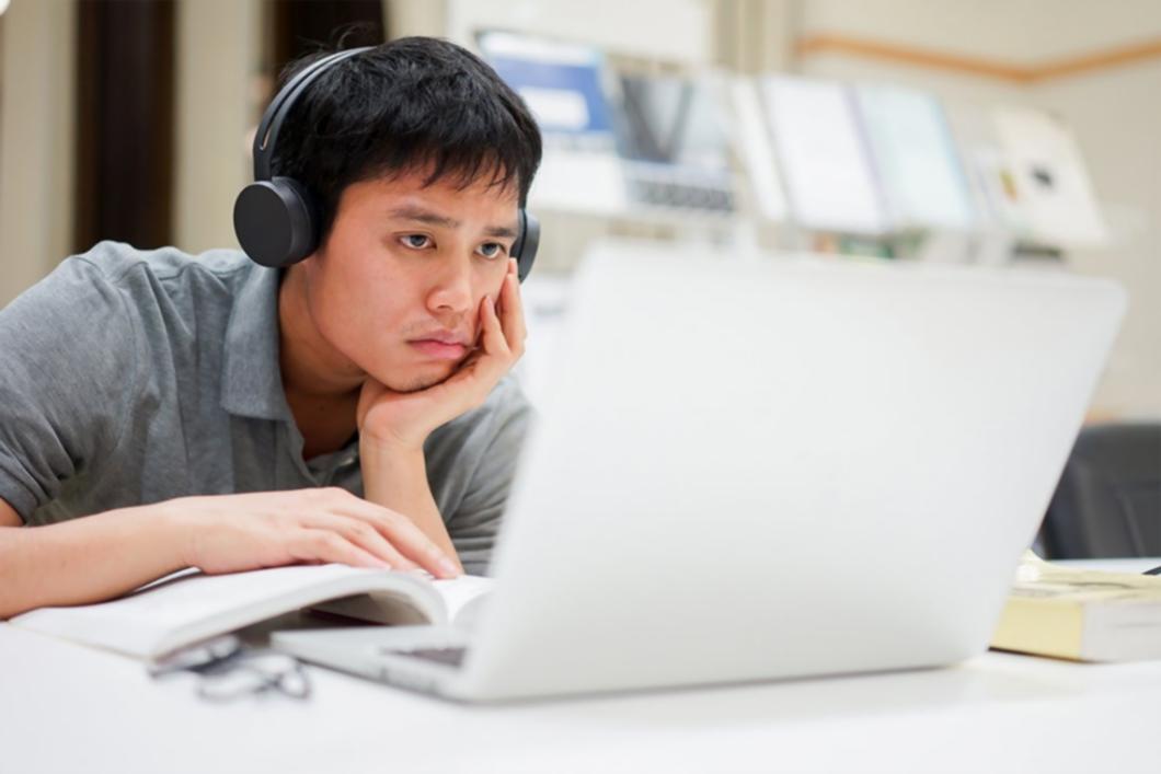 Espacio de trabajo profesional para edición de vídeo con equipamiento moderno